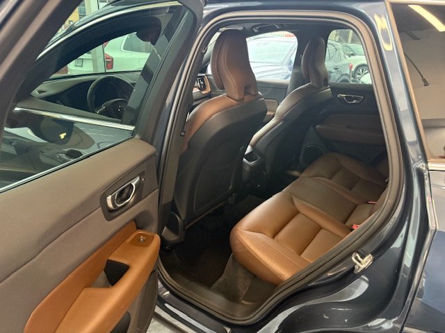 Volvo XC60 MOMENTUM 2022-2
