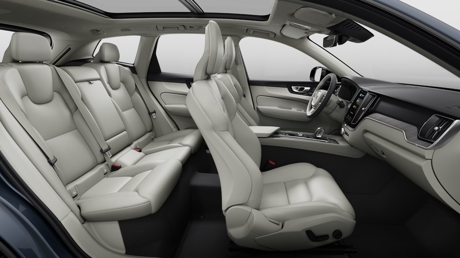 Volvo XC60 Plus Dark Theme 2025-10