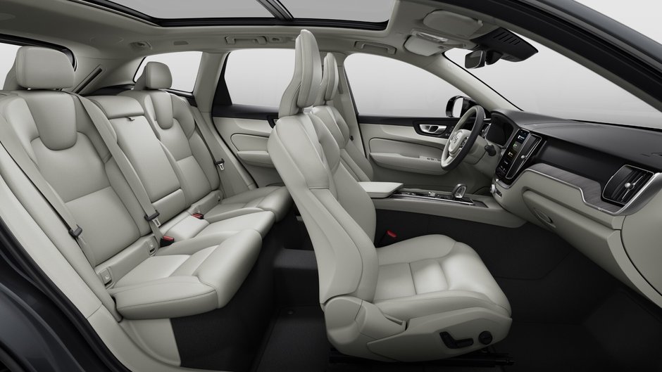 Volvo XC60 Plus Dark Theme 2025-10