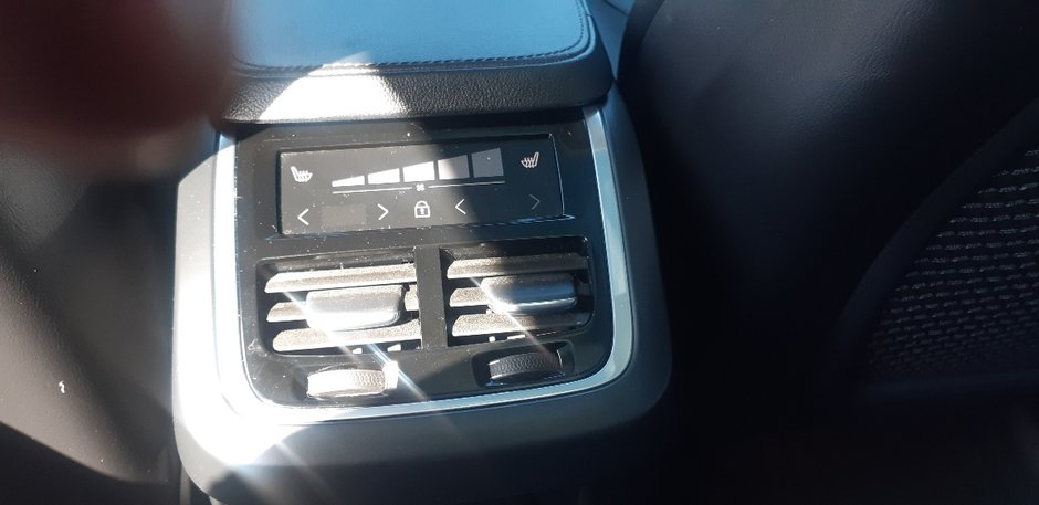 2020 Volvo XC90 MOMENTUM-11