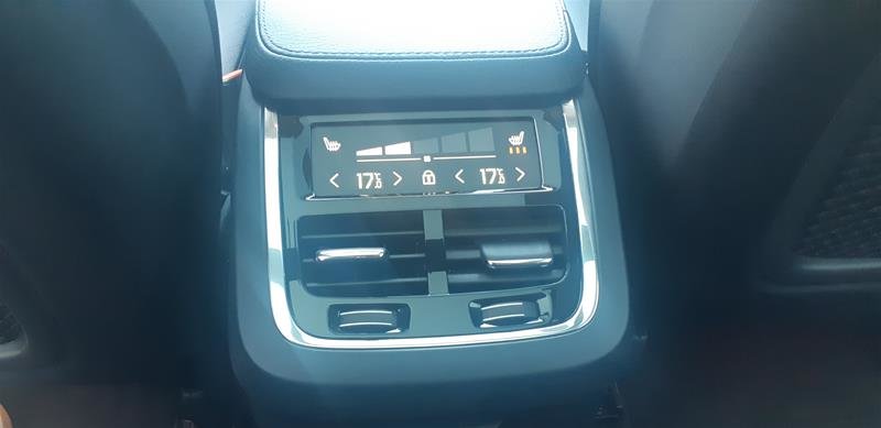 2020 Volvo XC90 T6 AWD Momentum (7-Seat)-12