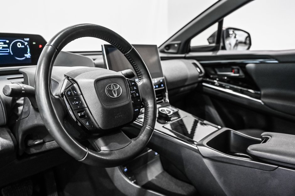 Toyota bZ4X XLE / AWD / CUIR / APPLE CARPLAY / TOIT PANO+++ 2023-12