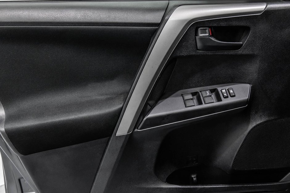 2018 Toyota RAV4 LE / FWD / SIÈGES CHAUFFANTS / CAMÉRA DE RECUL+++-12