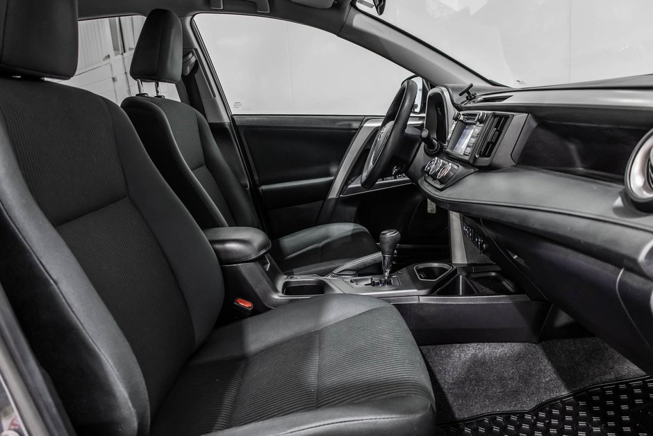 2018 Toyota RAV4 LE / FWD / SIÈGES CHAUFFANTS / CAMÉRA DE RECUL+++-30