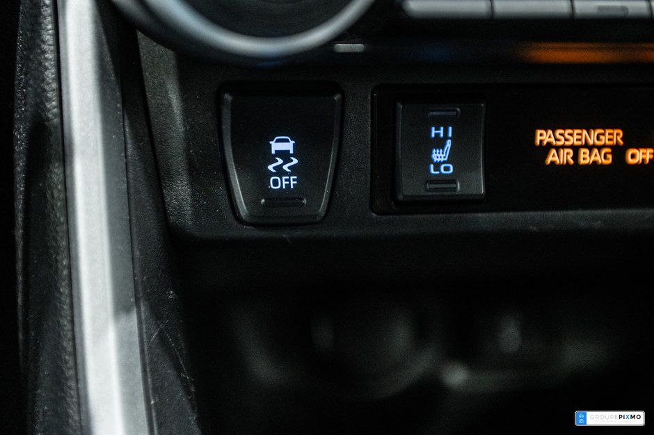 Toyota RAV4 LE / FWD / SIÈGES CHAUFFANTS / CAMÉRA DE RECUL+++ 2022-23