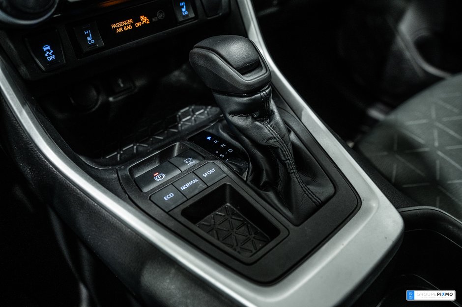 Toyota RAV4 LE / FWD / SIÈGES CHAUFFANTS / CAMÉRA DE RECUL+++ 2022-24