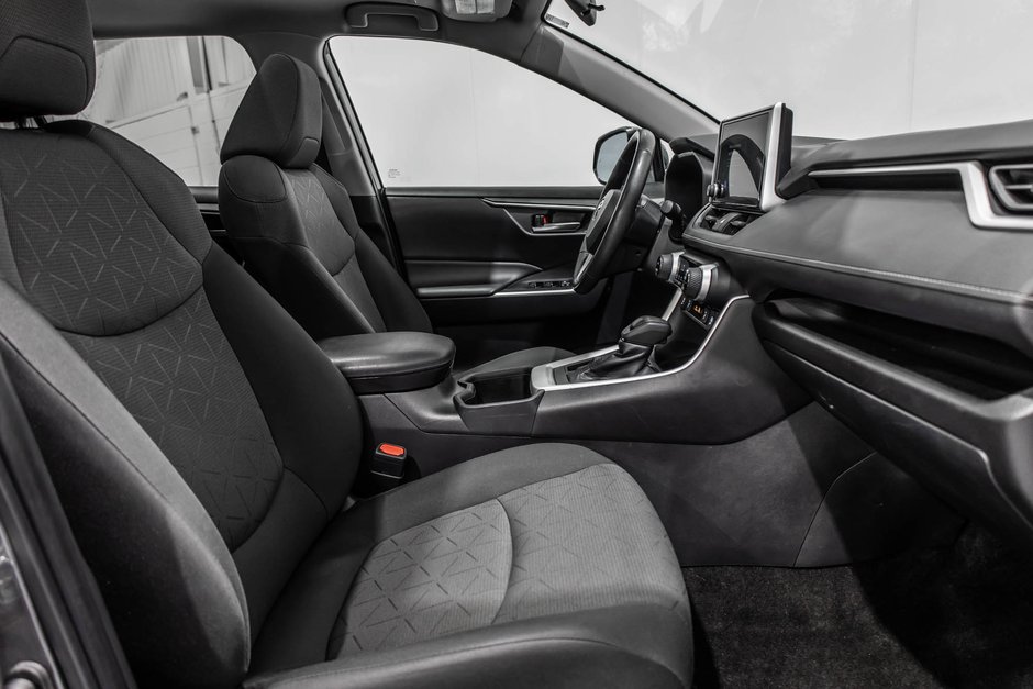Toyota RAV4 XLE / AWD / TOIT / APPLE CARPLAY / CAMERA +++ 2023-35