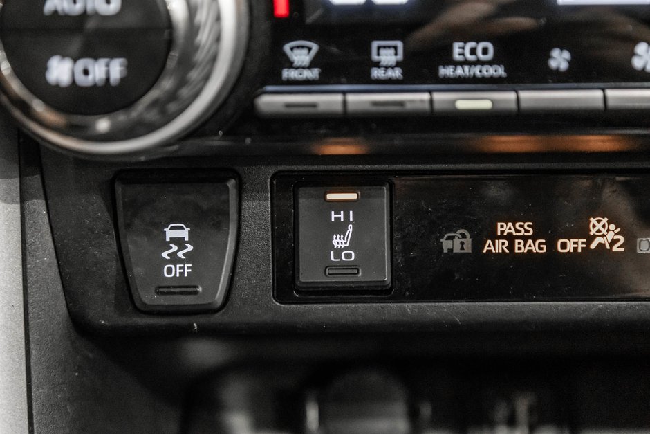 Toyota RAV4 XLE / AWD / TOIT / APPLE CARPLAY / CAMERA +++ 2023-26