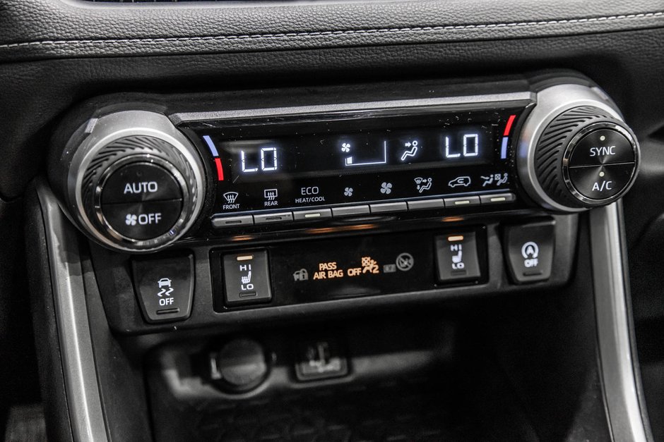 Toyota RAV4 XLE / AWD / TOIT / APPLE CARPLAY / CAMERA +++ 2023-24