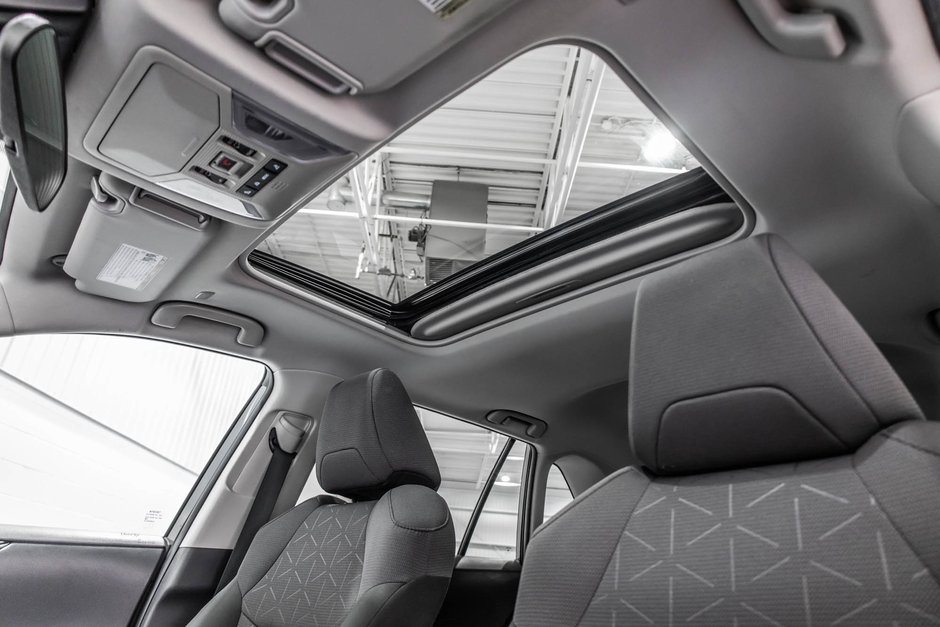 Toyota RAV4 XLE / AWD / TOIT / APPLE CARPLAY / CAMERA +++ 2023-31