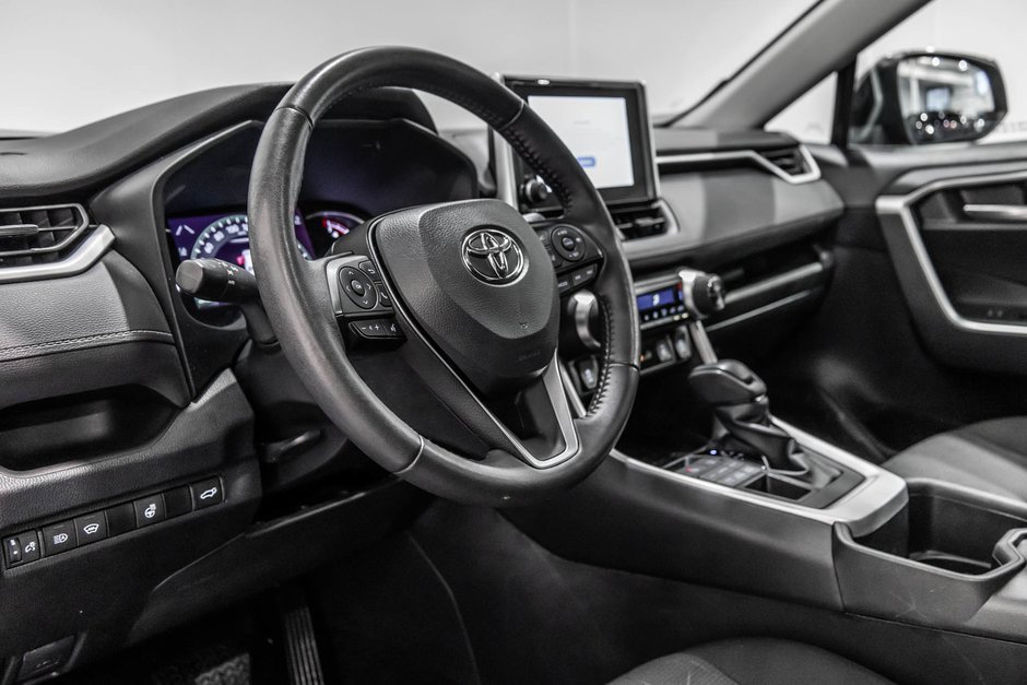 Toyota RAV4 XLE / AWD / TOIT / APPLE CARPLAY / CAMERA +++ 2023-16