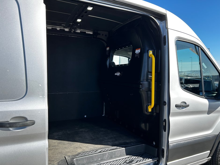 Ford E-Transit Cargo Van BASE 2023