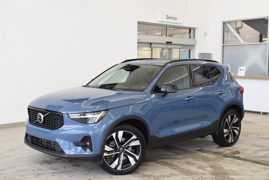 2023 Volvo XC40 Plus Dark Theme+HARMAN+AWD in Laval, Quebec