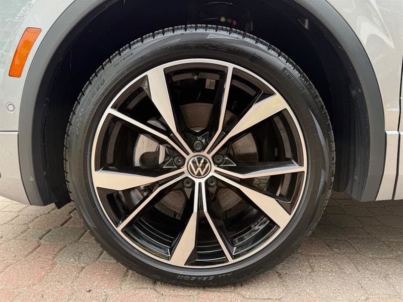 2023 Volkswagen Tiguan Highline 2.0T 8sp at w/Tip 4M-21