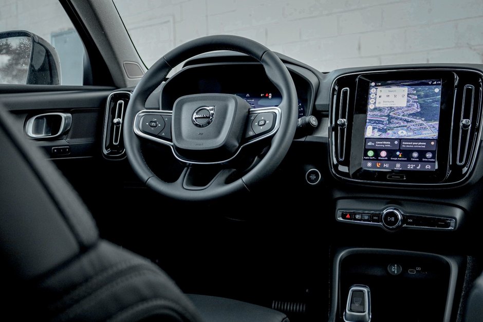 2026 Volvo XC40 Plus (Dark Theme)-21