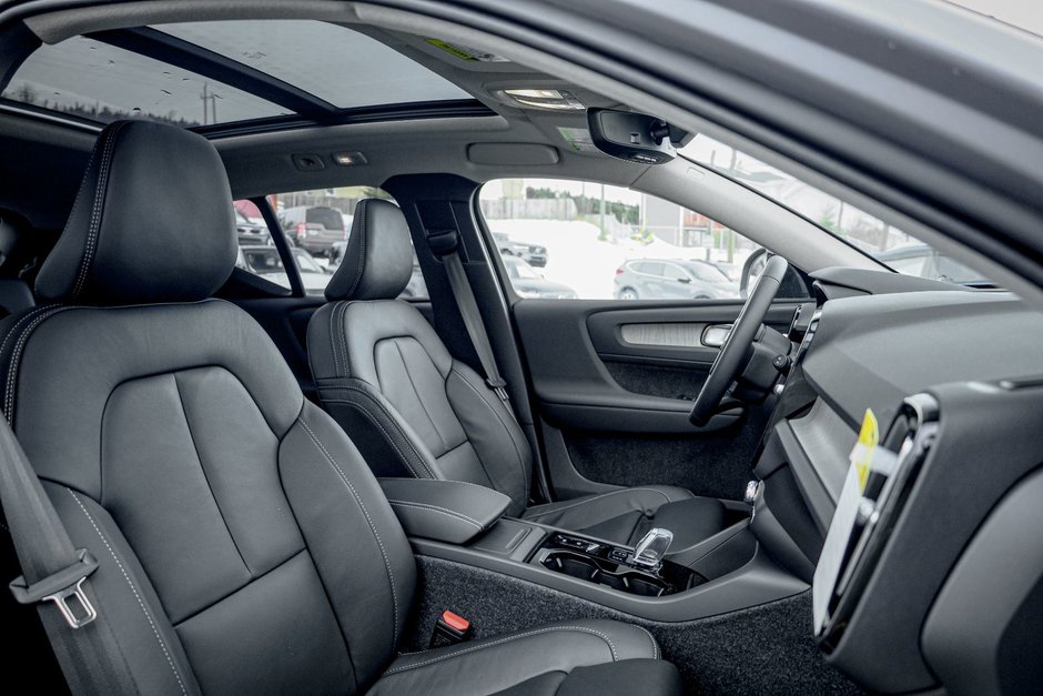 2026 Volvo XC40 Plus (Dark Theme)-17