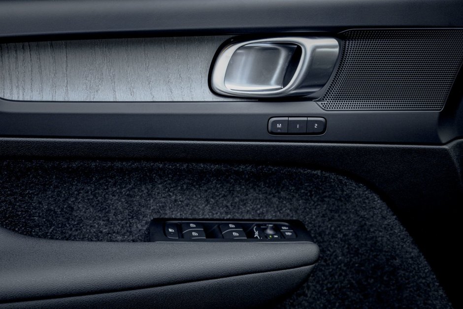 2026 Volvo XC40 Plus (Dark Theme)-13