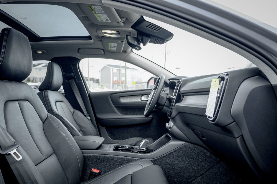 2026 Volvo XC40 Plus (Dark Theme)-16