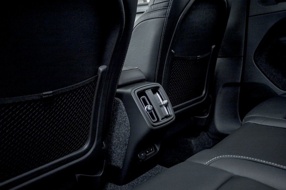 2026 Volvo XC40 Plus (Dark Theme)-19