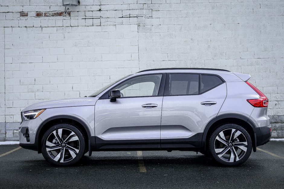 2026 Volvo XC40 Plus (Dark Theme)-0