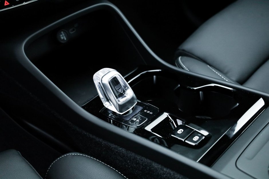 2026 Volvo XC40 Plus (Dark Theme)-14