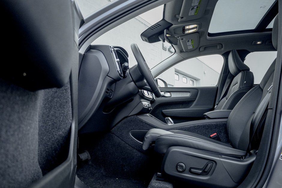 2026 Volvo XC40 Plus (Dark Theme)-10