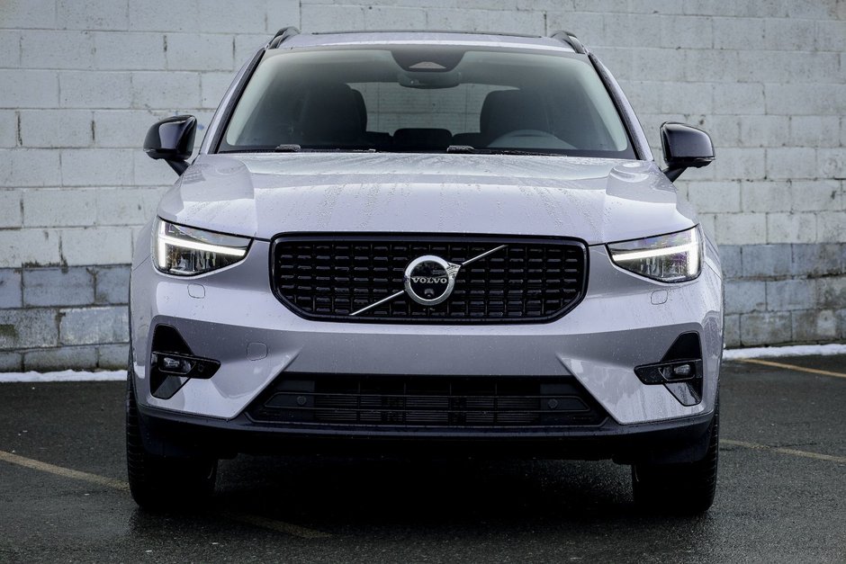 2026 Volvo XC40 Plus (Dark Theme)-5