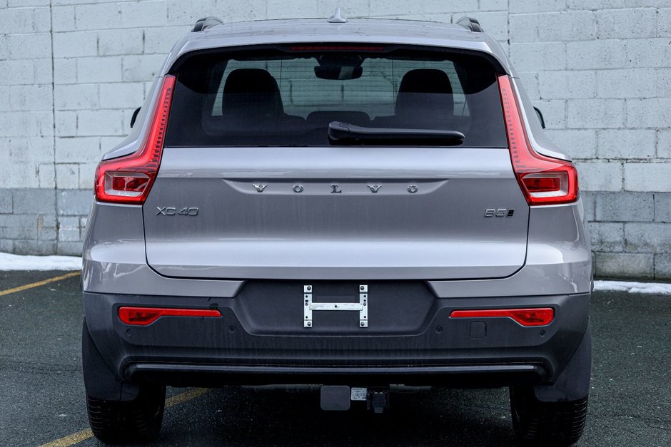 2026 Volvo XC40 Plus (Dark Theme)-7