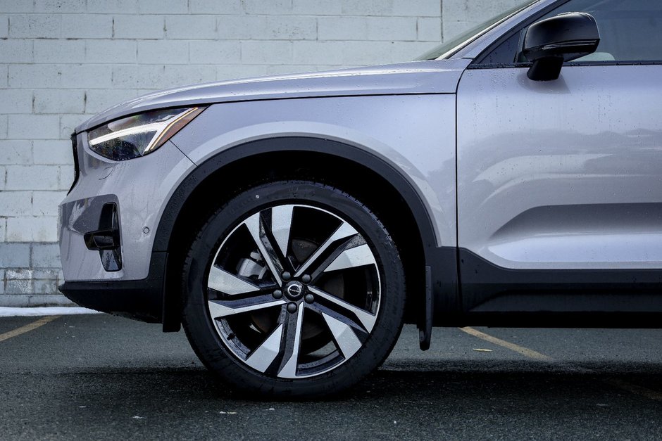 2026 Volvo XC40 Plus (Dark Theme)-1