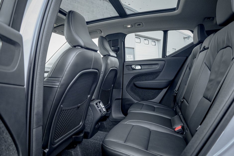 2026 Volvo XC40 Plus (Dark Theme)-18