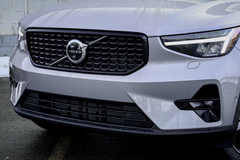 2026 Volvo XC40 Plus (Dark Theme)-3