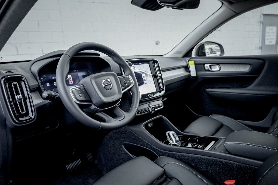 2026 Volvo XC40 Plus (Dark Theme)-15