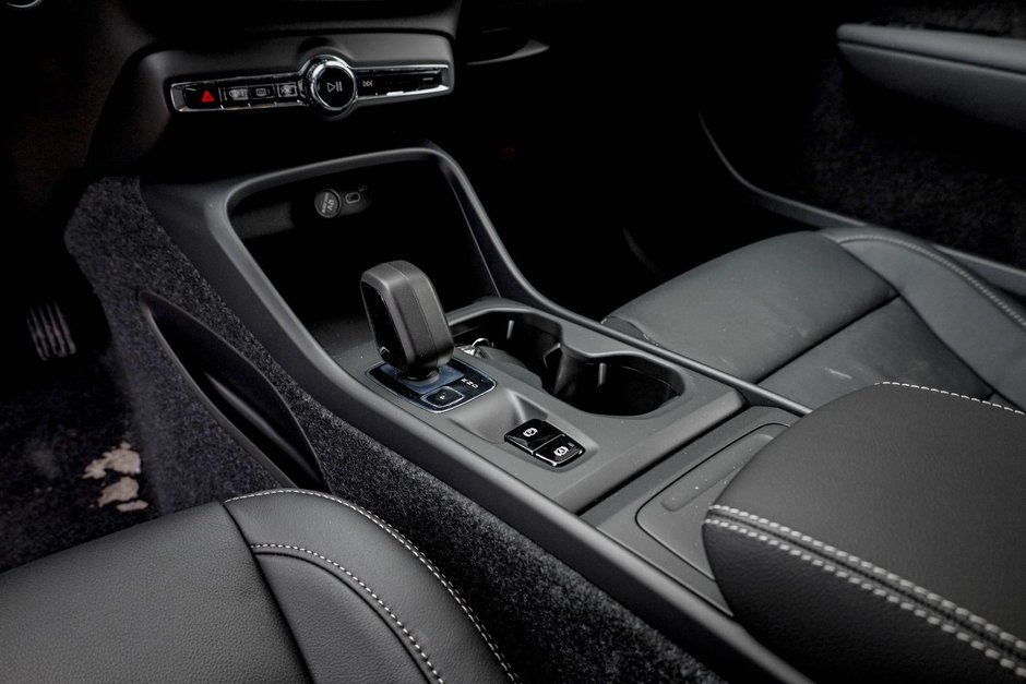 2026 Volvo XC40 Core (Dark Theme)-12