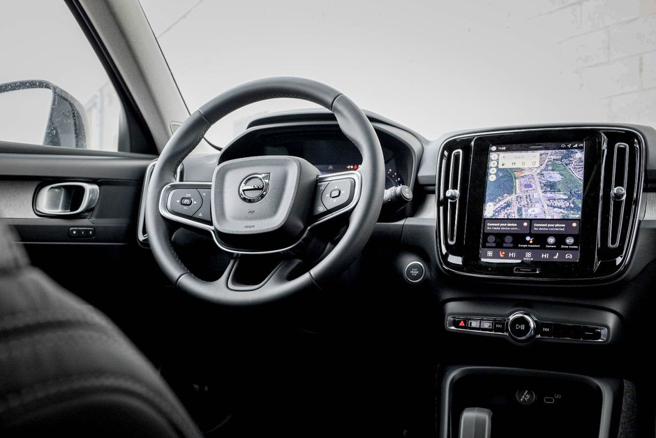 2026 Volvo XC40 Core (Dark Theme)-17