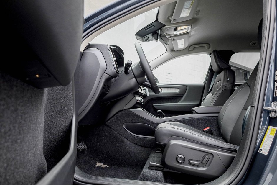 2026 Volvo XC40 Core (Dark Theme)-8