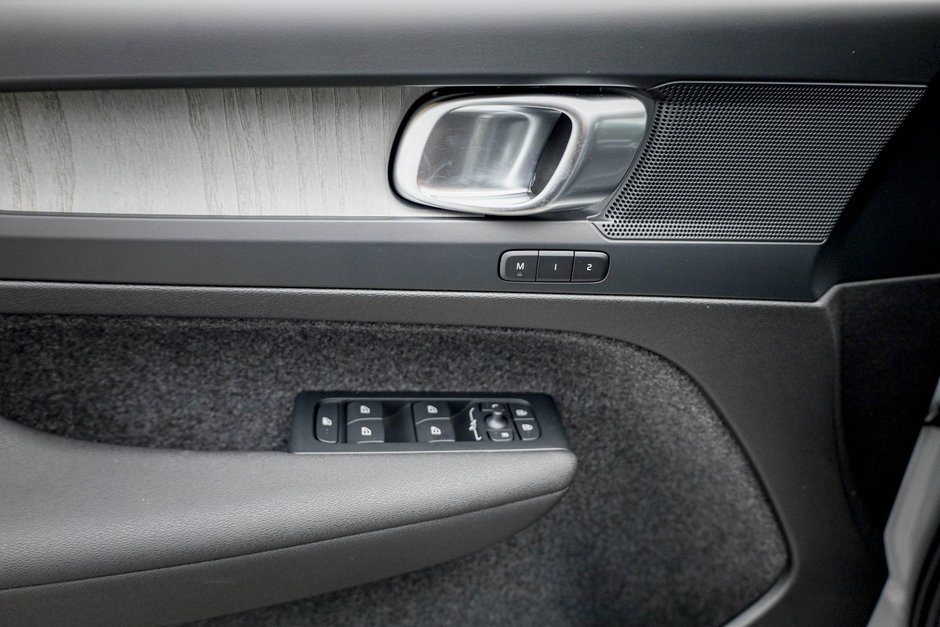 2026 Volvo XC40 Plus (Dark Theme)-10