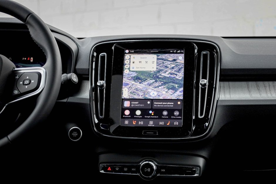 2026 Volvo XC40 Plus (Dark Theme)-17