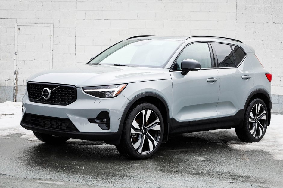 2026 Volvo XC40 Plus (Dark Theme)-5