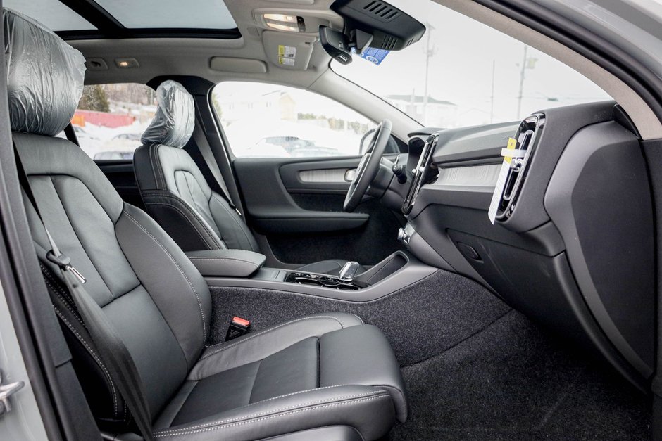 2026 Volvo XC40 Plus (Dark Theme)-19