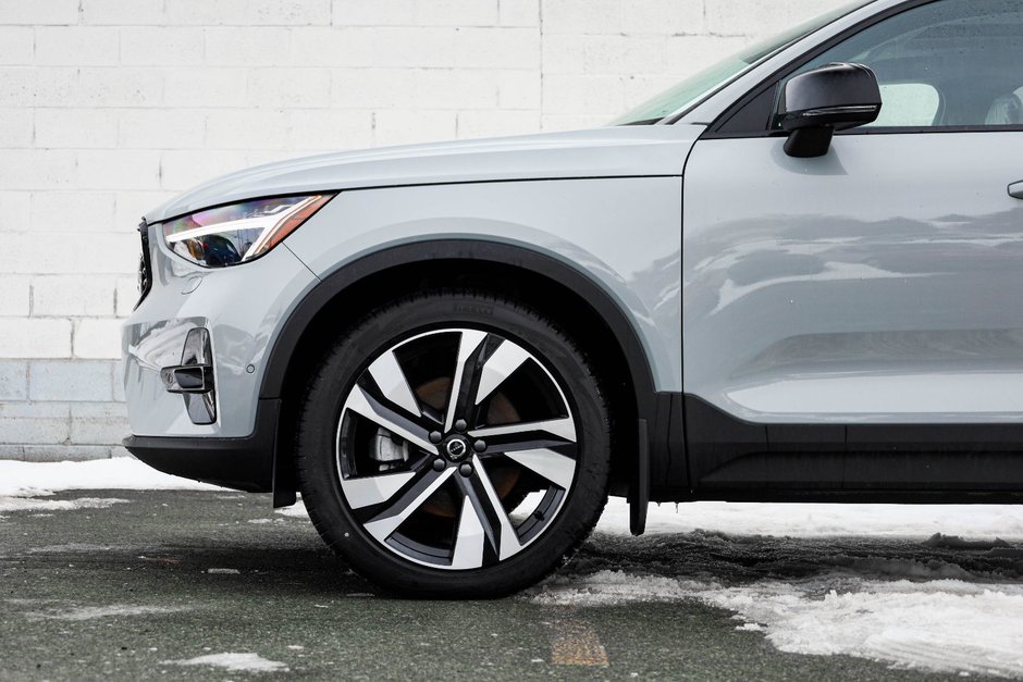 2026 Volvo XC40 Plus (Dark Theme)-1