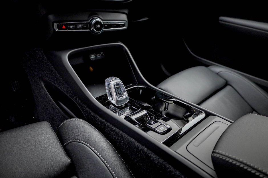 2026 Volvo XC40 Plus (Dark Theme)-12