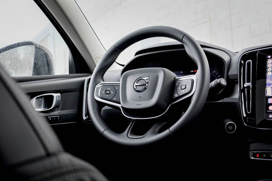 2026 Volvo XC40 Plus (Dark Theme)-18