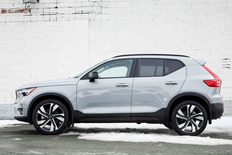 2026 Volvo XC40 Plus (Dark Theme)-0