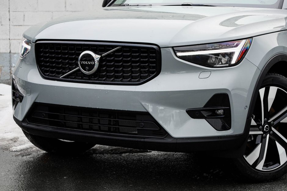 2026 Volvo XC40 Plus (Dark Theme)-3
