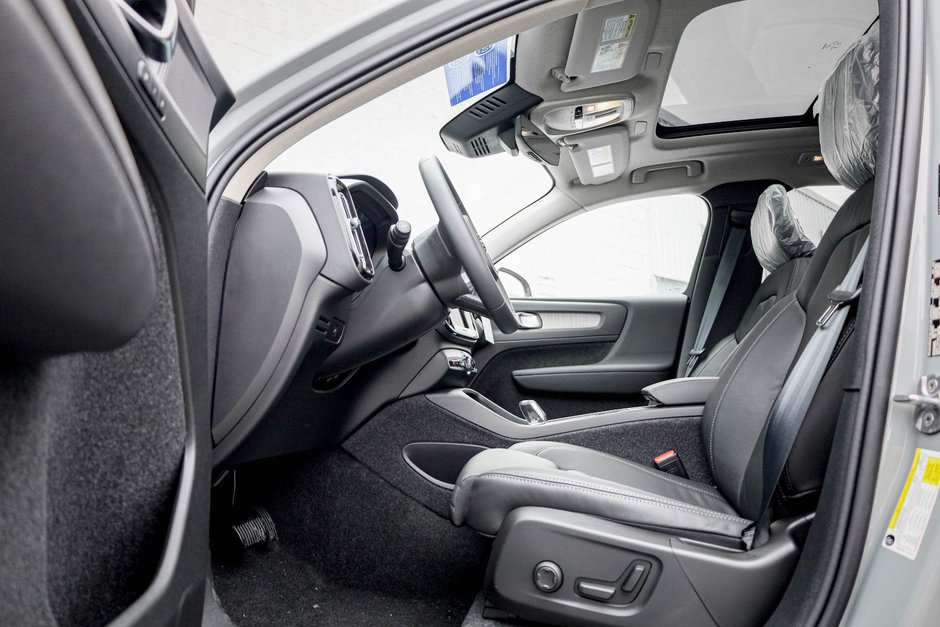 2026 Volvo XC40 Plus (Dark Theme)-8