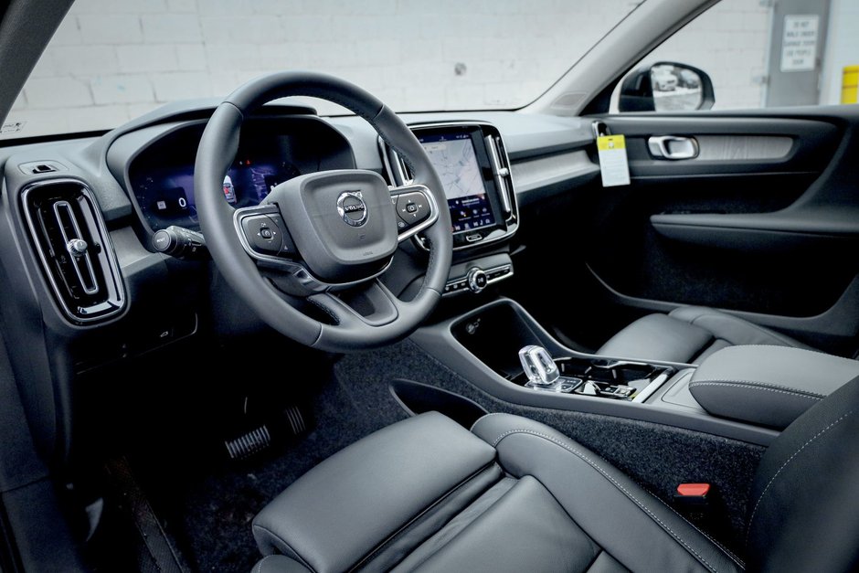 2026 Volvo XC40 Plus (Dark Theme)-15