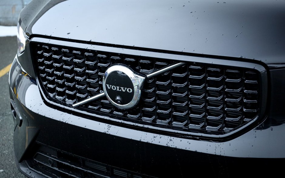 2026 Volvo XC40 Plus (Dark Theme)-7