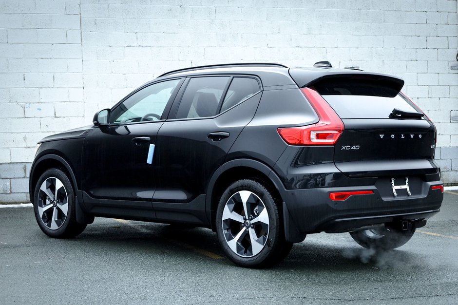 2026 Volvo XC40 Plus (Dark Theme)-9
