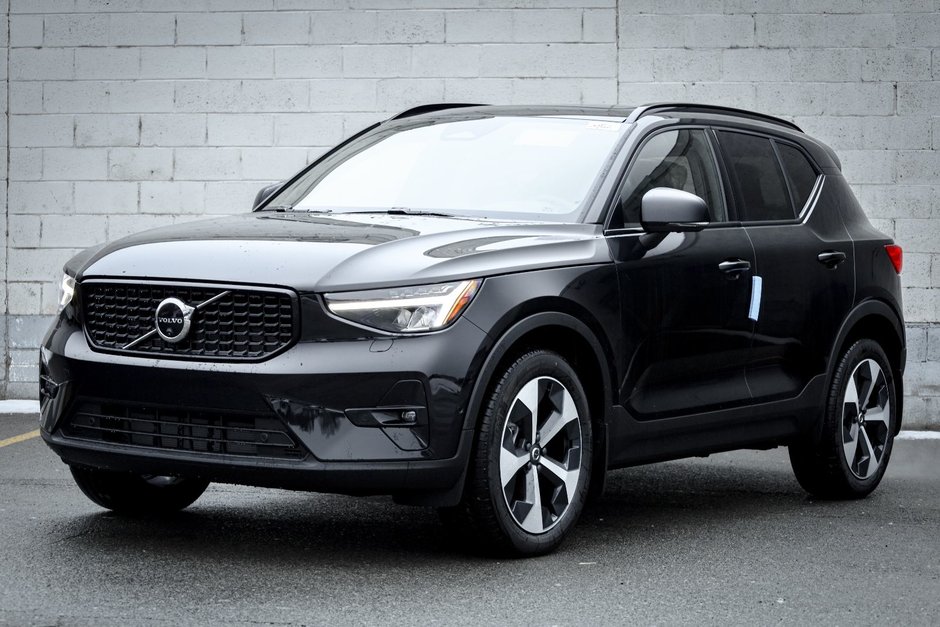 2026 Volvo XC40 Plus (Dark Theme)-10