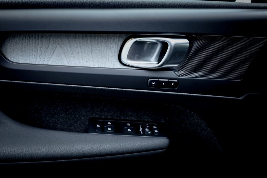 2026 Volvo XC40 Plus (Dark Theme)-13